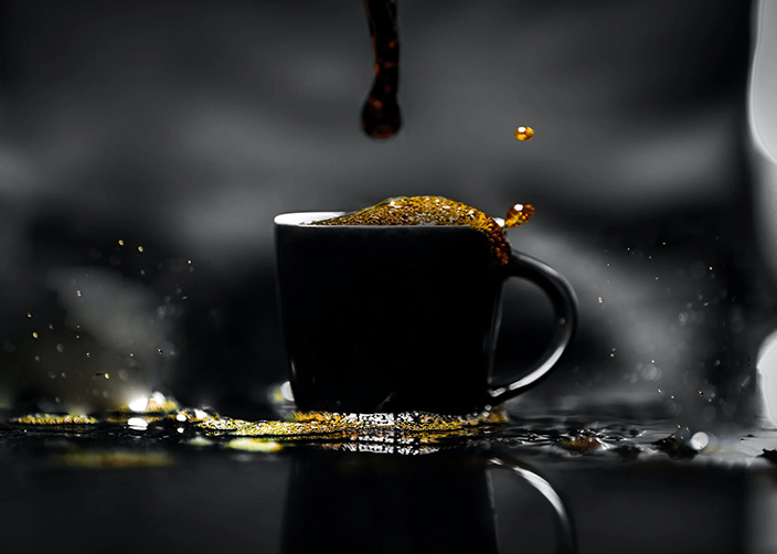 Ambiente acolhedor do DeV Café com pessoas trabalhando em seus laptops